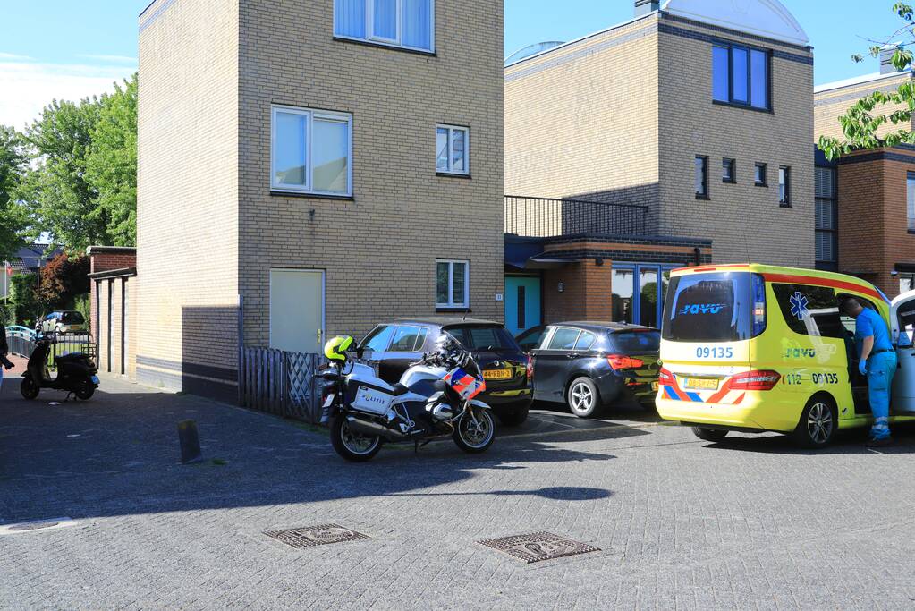 Scooterrijder knalt op paaltje