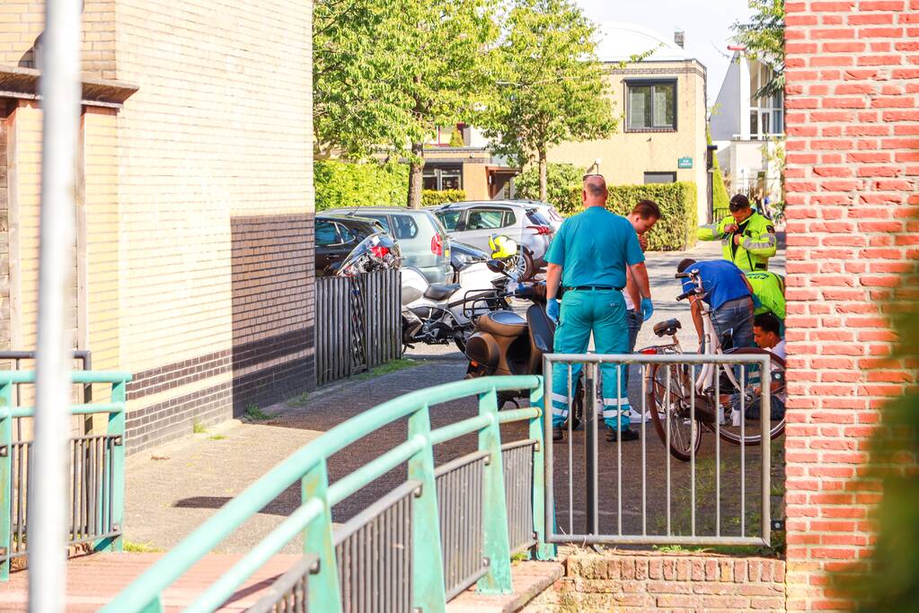 Scooterrijder knalt op paaltje