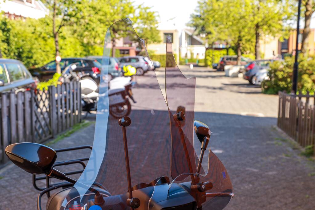 Scooterrijder knalt op paaltje