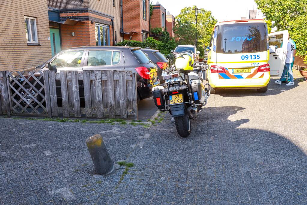 Scooterrijder knalt op paaltje