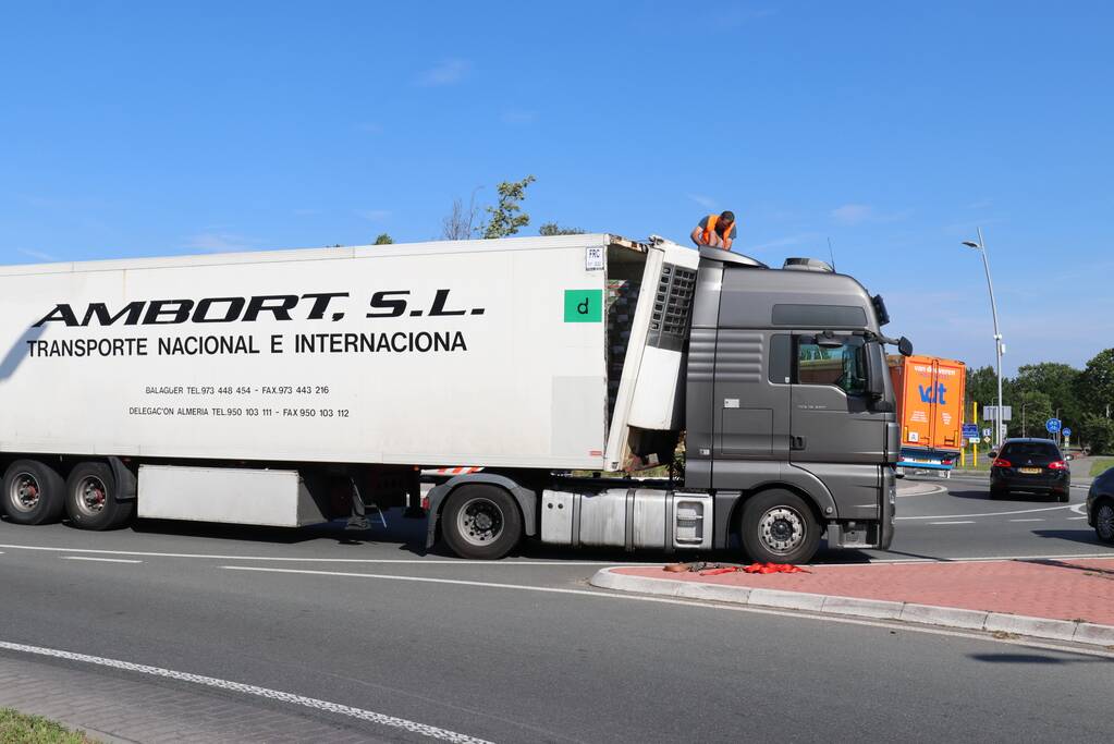 Lading schiet door voorkant trailer