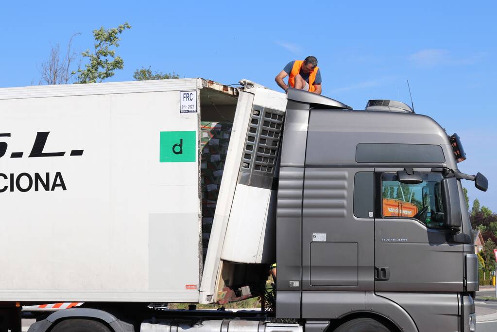 Lading schiet door voorkant trailer