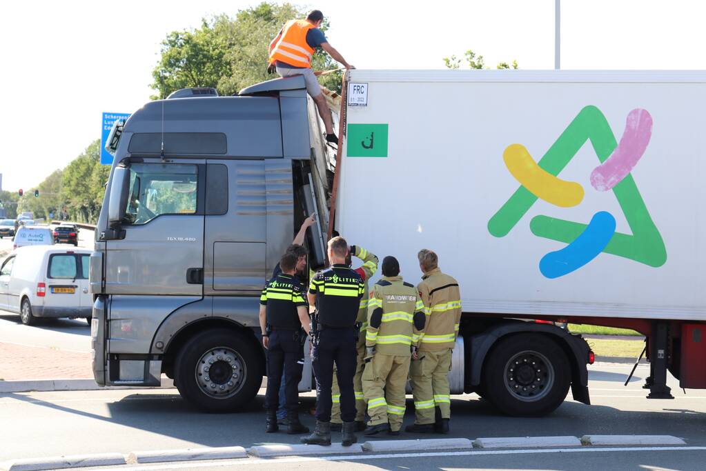 Lading schiet door voorkant trailer