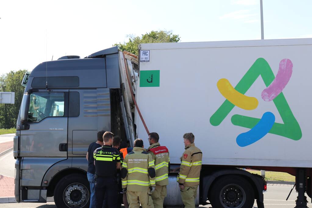 Lading schiet door voorkant trailer