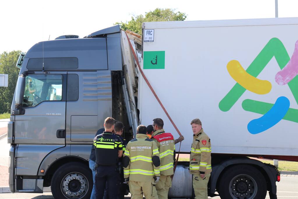 Lading schiet door voorkant trailer