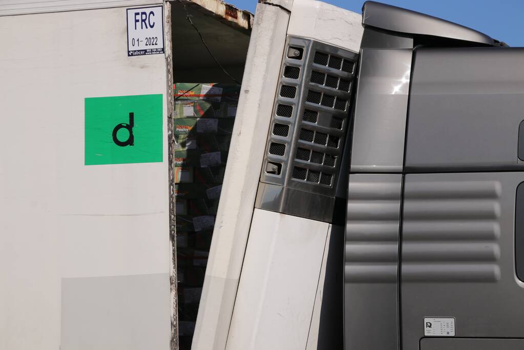 Lading schiet door voorkant trailer