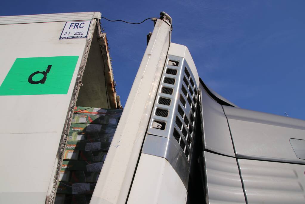 Lading schiet door voorkant trailer