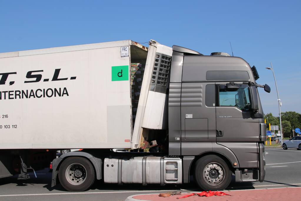 Lading schiet door voorkant trailer