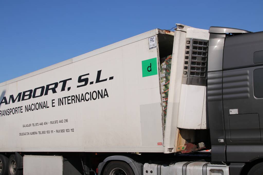 Lading schiet door voorkant trailer