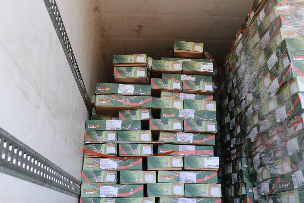 Lading schiet door voorkant trailer