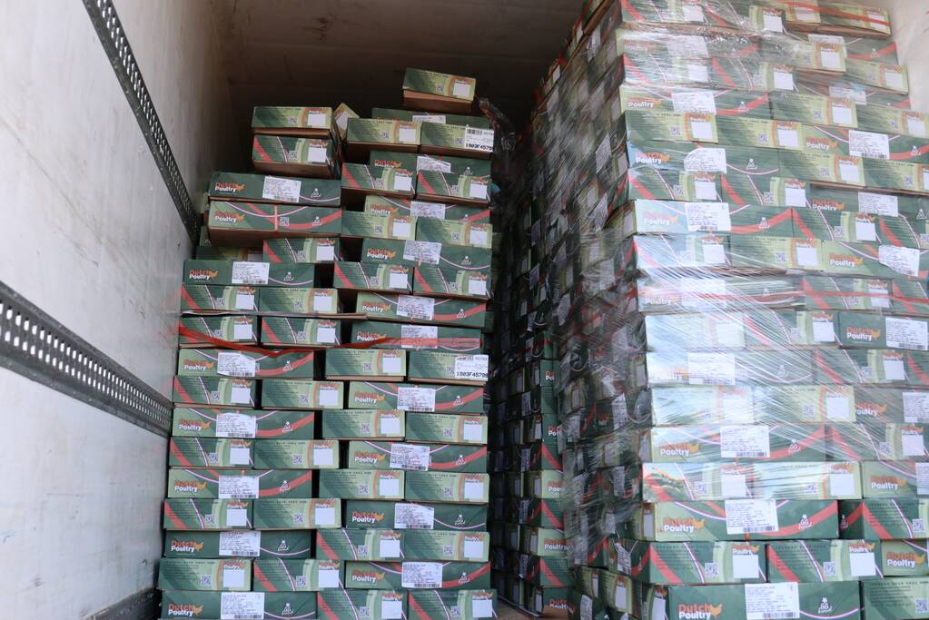 Lading schiet door voorkant trailer