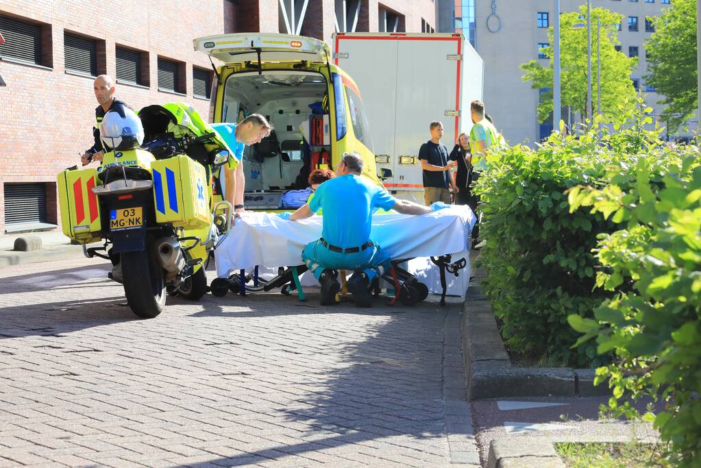 Fietsster botst op bestelbus
