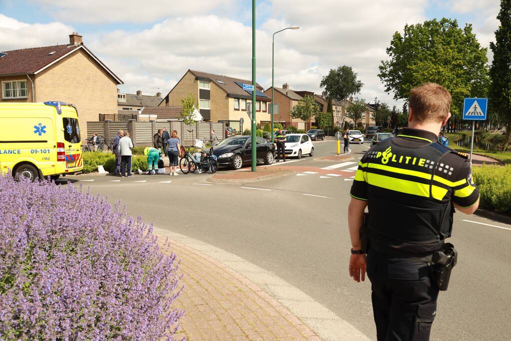 Overstekende e-bikester aangereden
