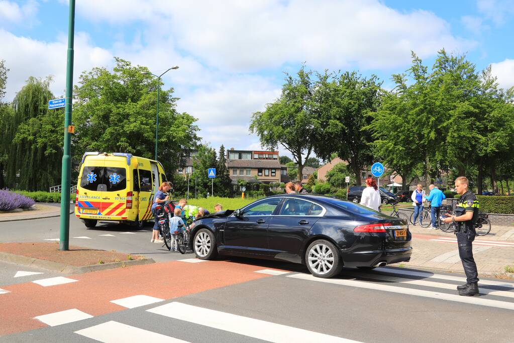 Overstekende e-bikester aangereden