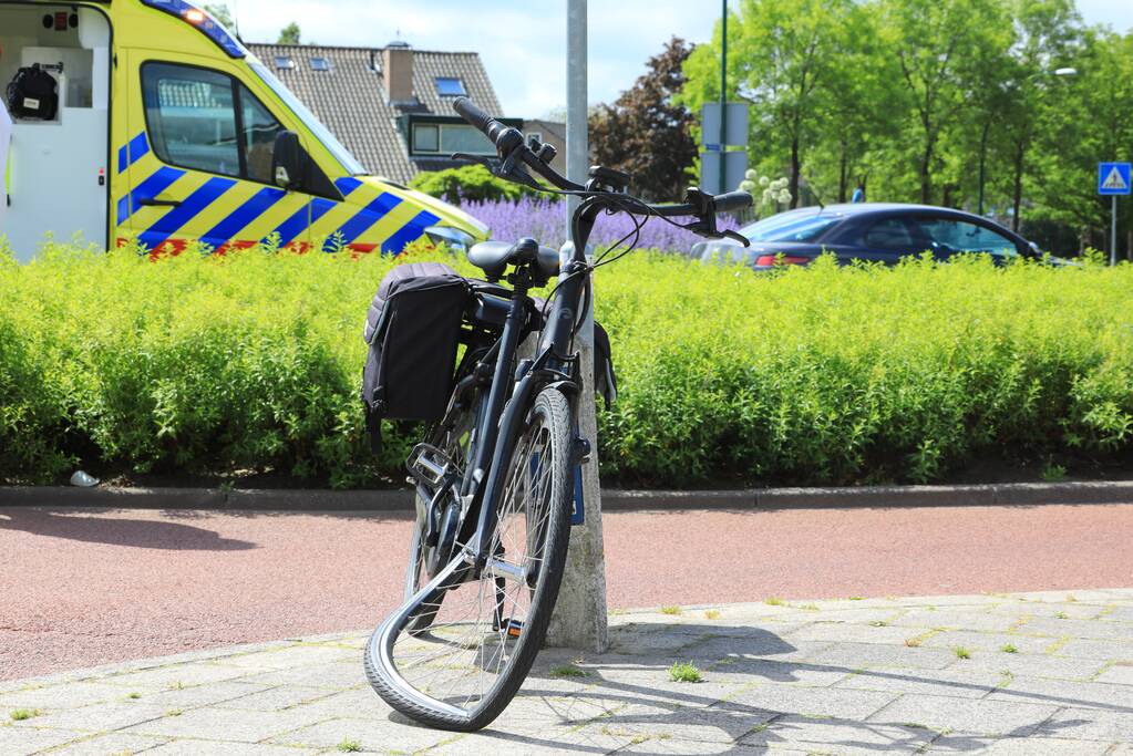 Overstekende e-bikester aangereden