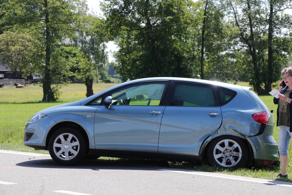 Automobiliste ziet naderende bestelbus over het hoofd, twee auto's zwaar beschadigd
