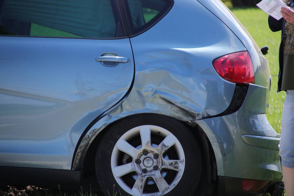 Automobiliste ziet naderende bestelbus over het hoofd, twee auto's zwaar beschadigd