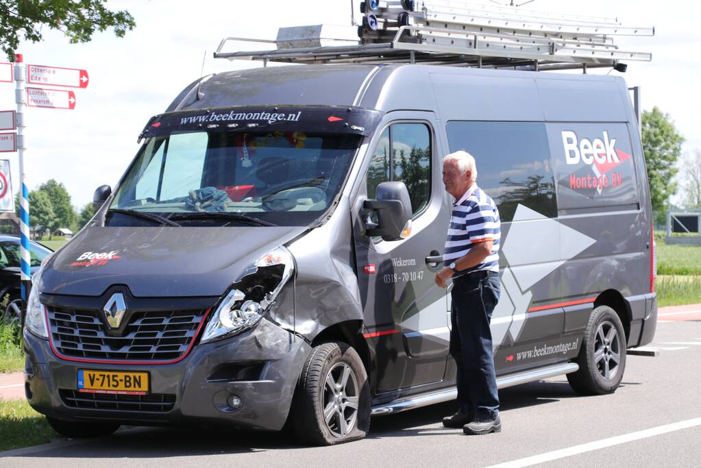 Automobiliste ziet naderende bestelbus over het hoofd, twee auto's zwaar beschadigd