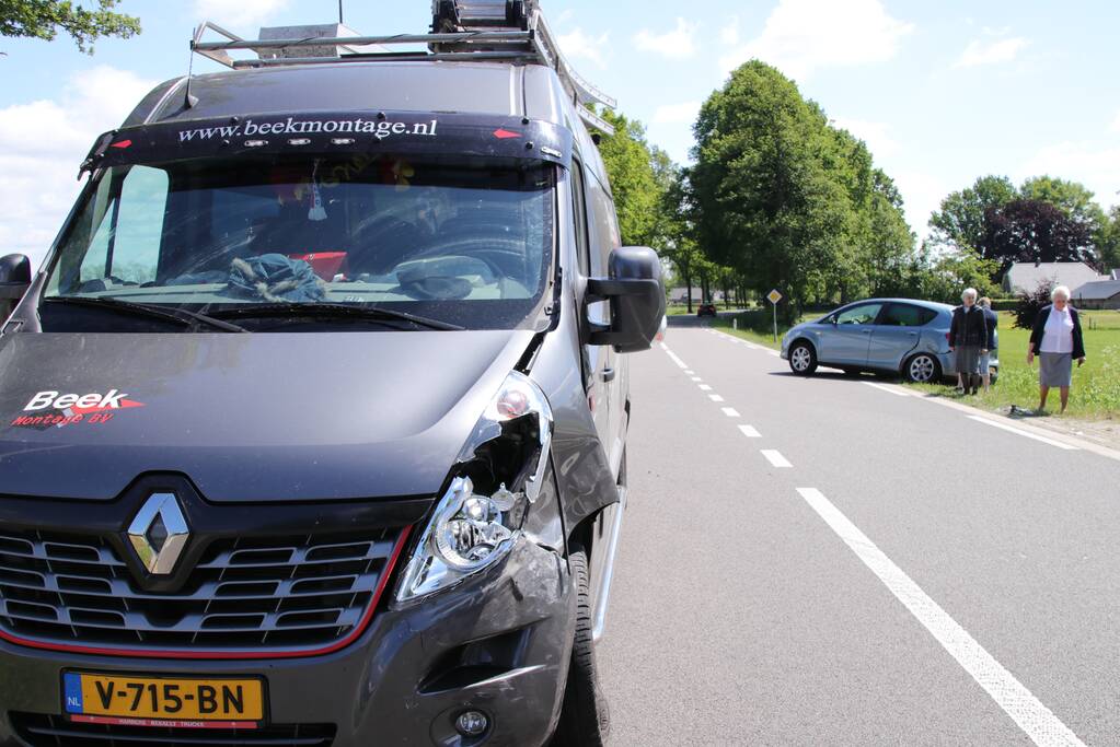 Automobiliste ziet naderende bestelbus over het hoofd, twee auto's zwaar beschadigd