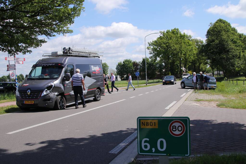 Automobiliste ziet naderende bestelbus over het hoofd, twee auto's zwaar beschadigd