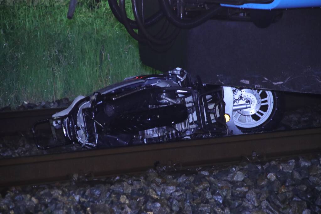 Scooterrijder negeert spoorbomen en wordt aangereden