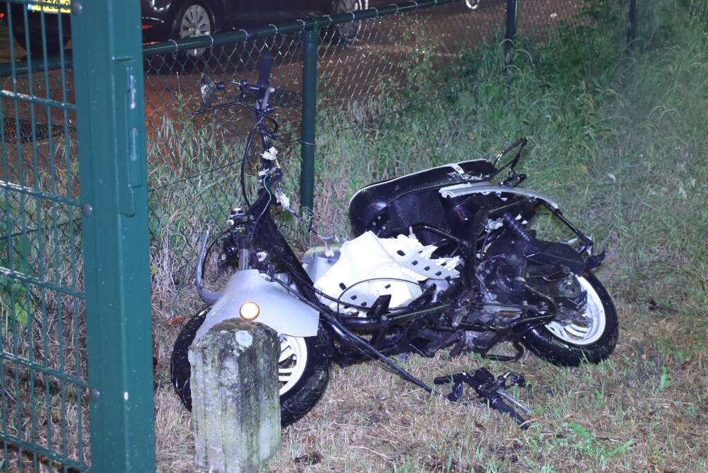 Scooterrijder negeert spoorbomen en wordt aangereden