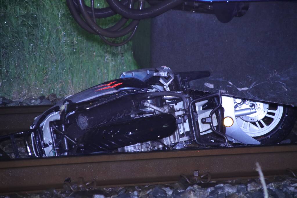 Scooterrijder negeert spoorbomen en wordt aangereden