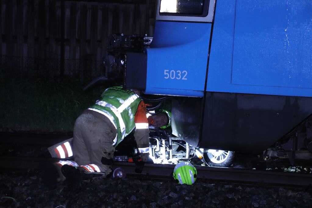 Scooterrijder negeert spoorbomen en wordt aangereden