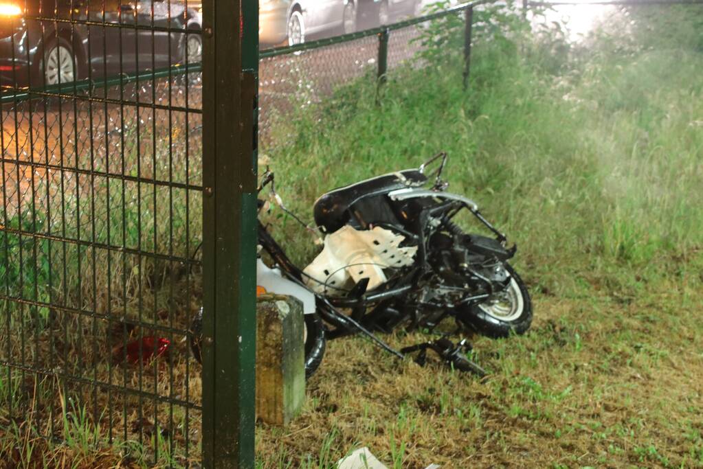 Scooterrijder negeert spoorbomen en wordt aangereden
