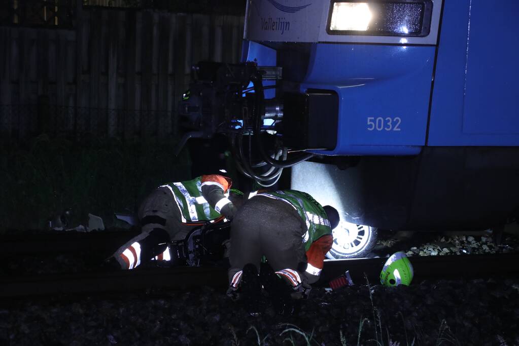 Scooterrijder negeert spoorbomen en wordt aangereden