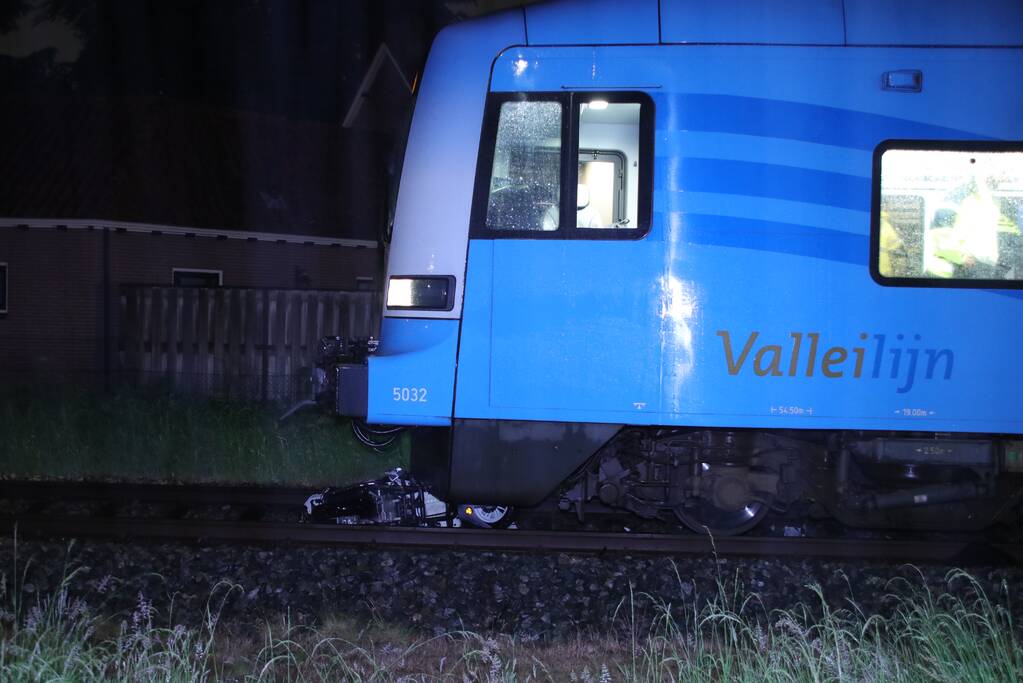 Scooterrijder negeert spoorbomen en wordt aangereden