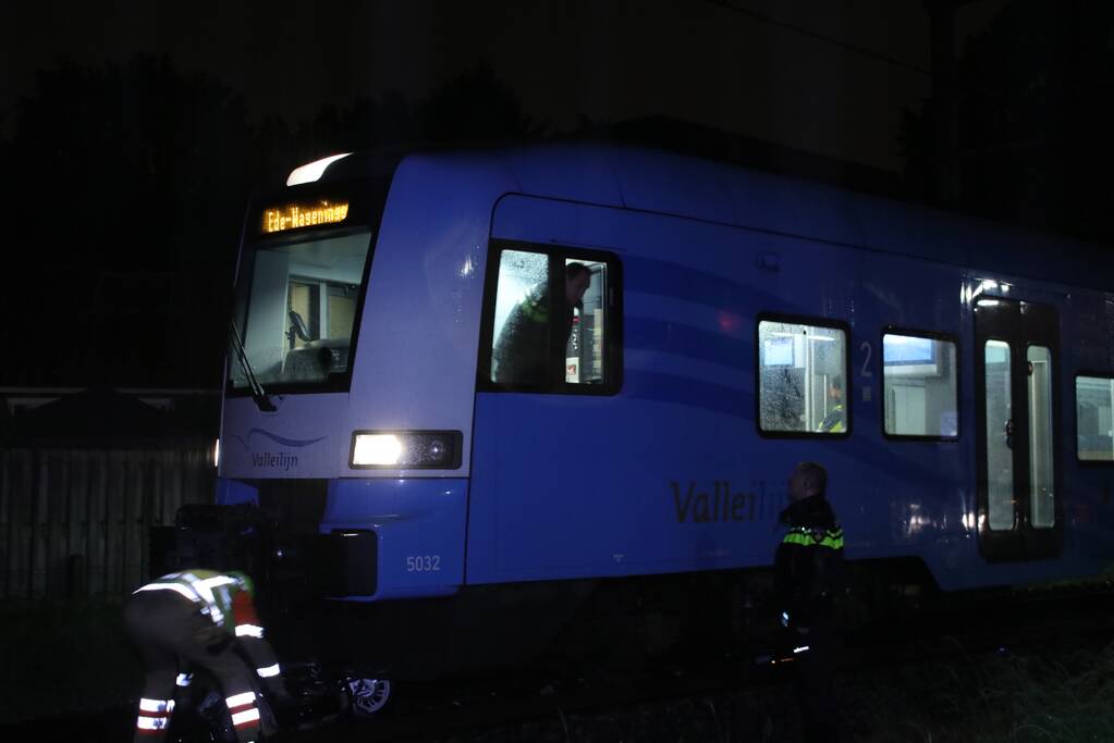 Scooterrijder negeert spoorbomen en wordt aangereden