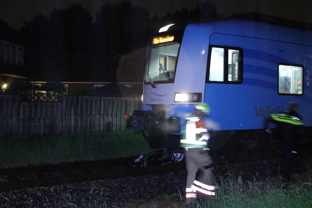 Scooterrijder negeert spoorbomen en wordt aangereden
