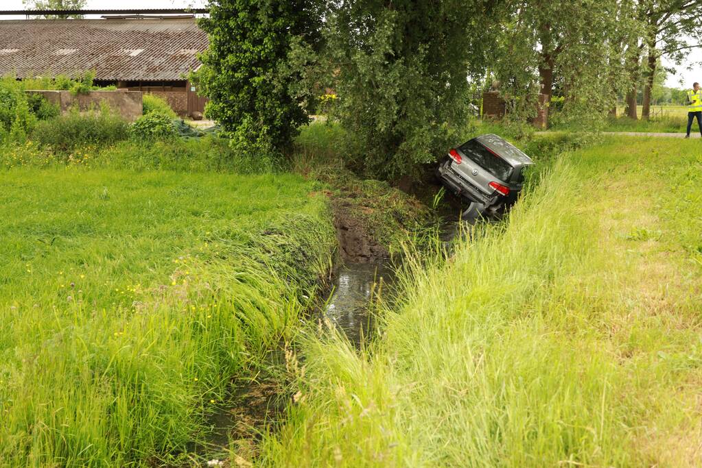 Auto vliegt uit bocht en belandt in sloot