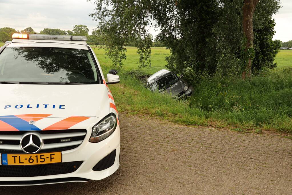 Auto vliegt uit bocht en belandt in sloot