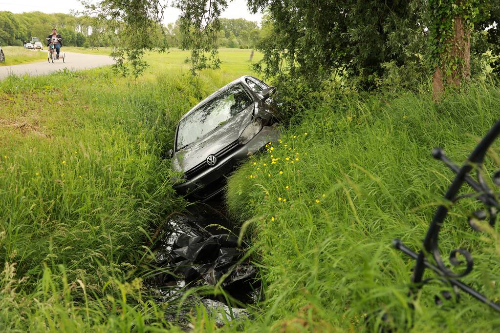 Auto vliegt uit bocht en belandt in sloot