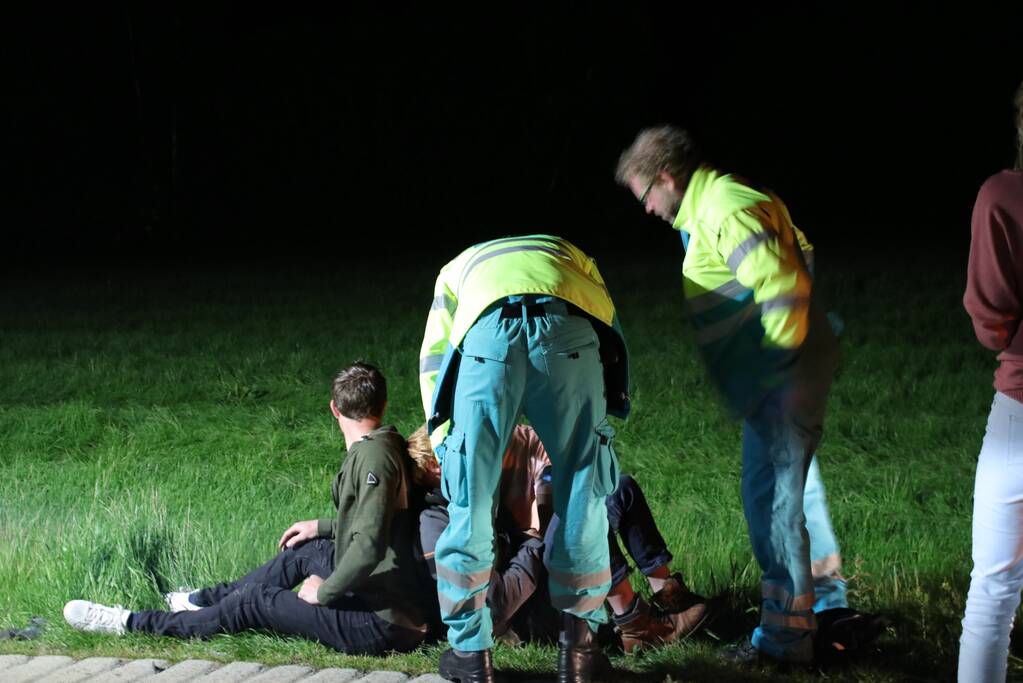 Fietser aangereden door bestelbus, veroorzaker laat slachtoffer gewond achter