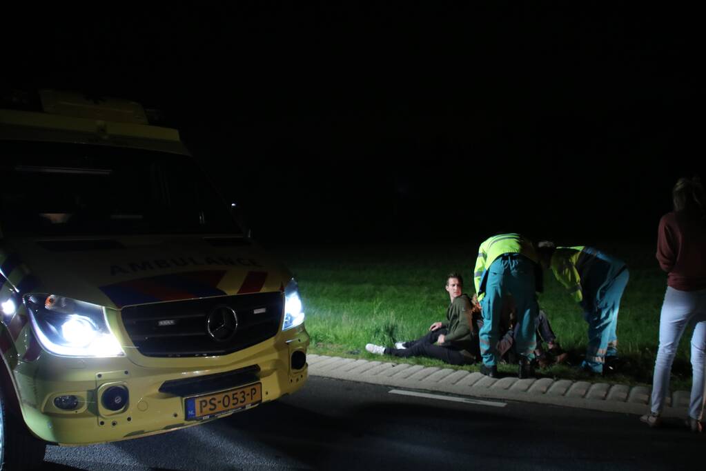 Fietser aangereden door bestelbus, veroorzaker laat slachtoffer gewond achter