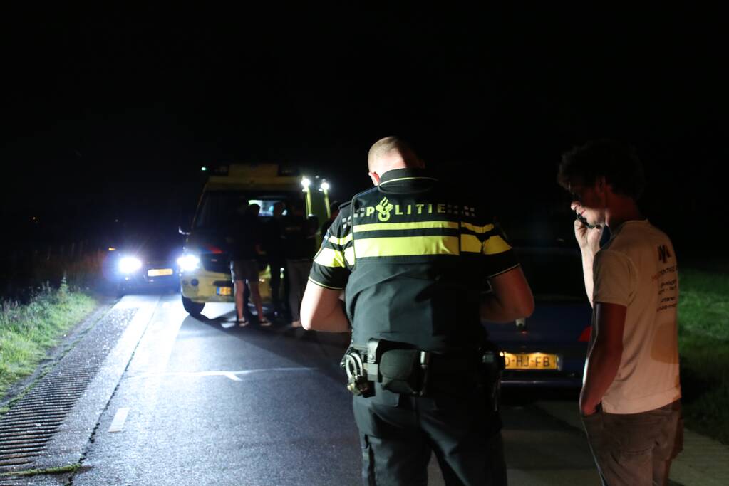 Fietser aangereden door bestelbus, veroorzaker laat slachtoffer gewond achter