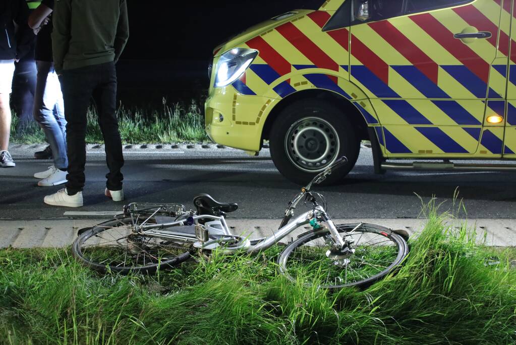 Fietser aangereden door bestelbus, veroorzaker laat slachtoffer gewond achter