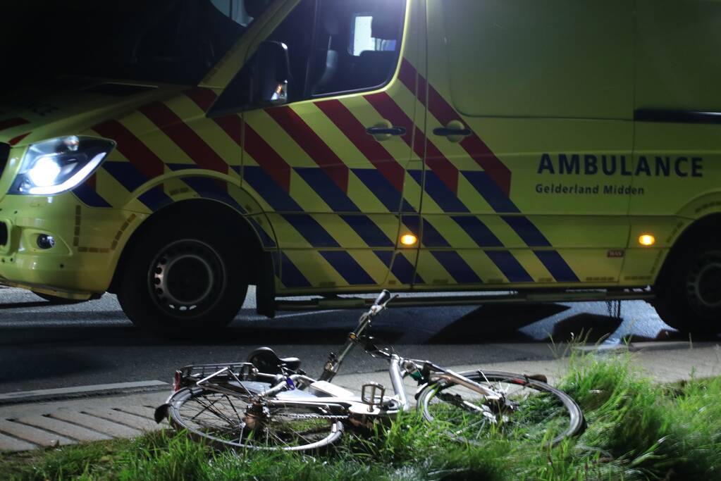 Fietser aangereden door bestelbus, veroorzaker laat slachtoffer gewond achter