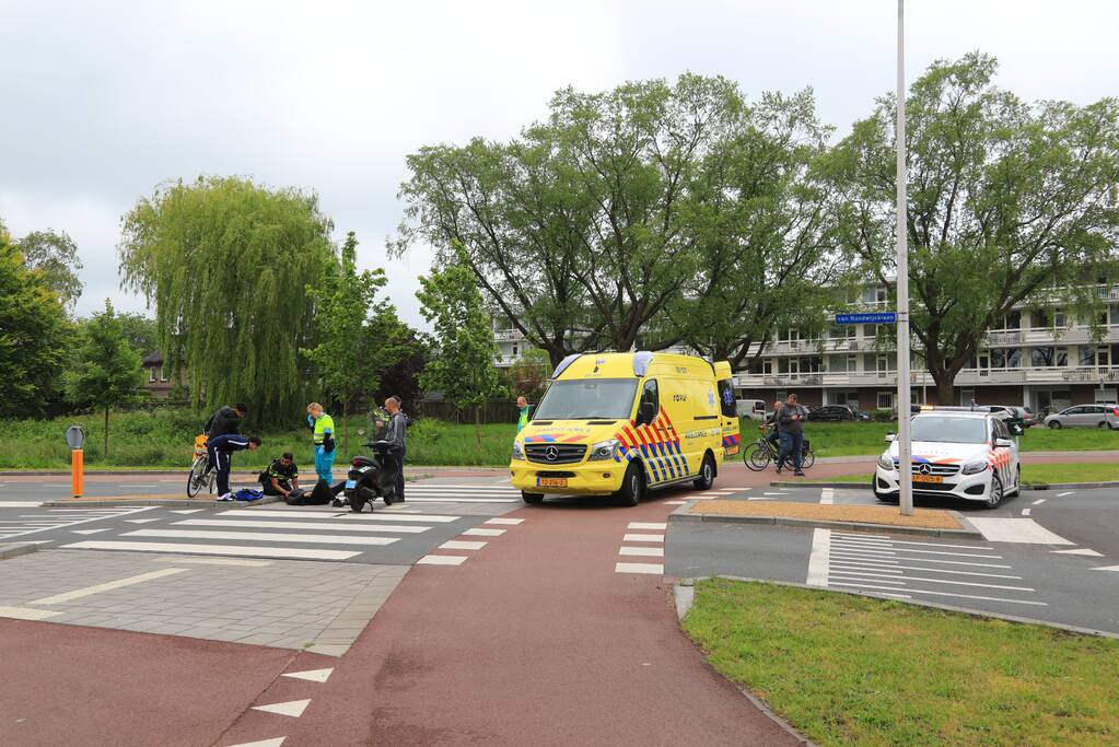 Scooterrijder gewond na botsing met auto