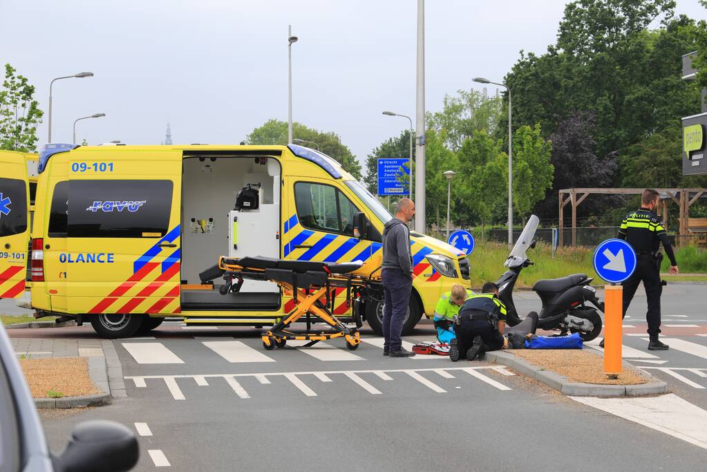 Scooterrijder gewond na botsing met auto