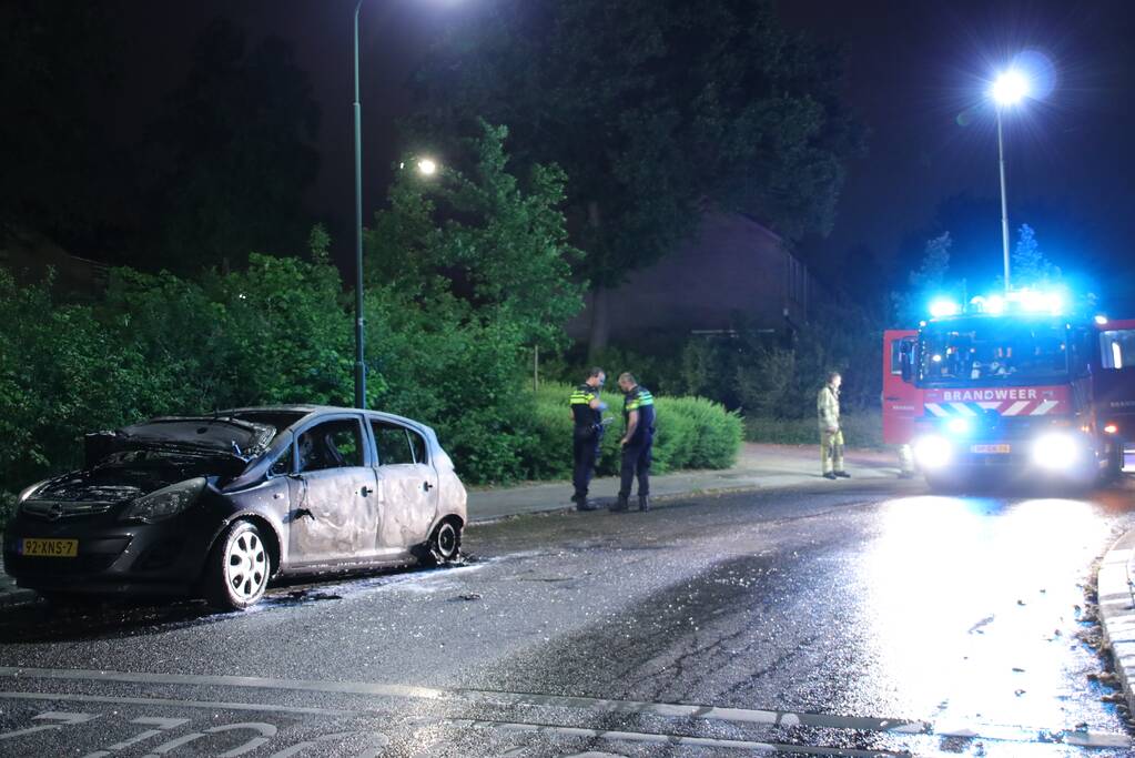 Personenauto brandt volledig uit