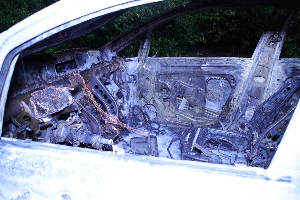 Personenauto brandt volledig uit