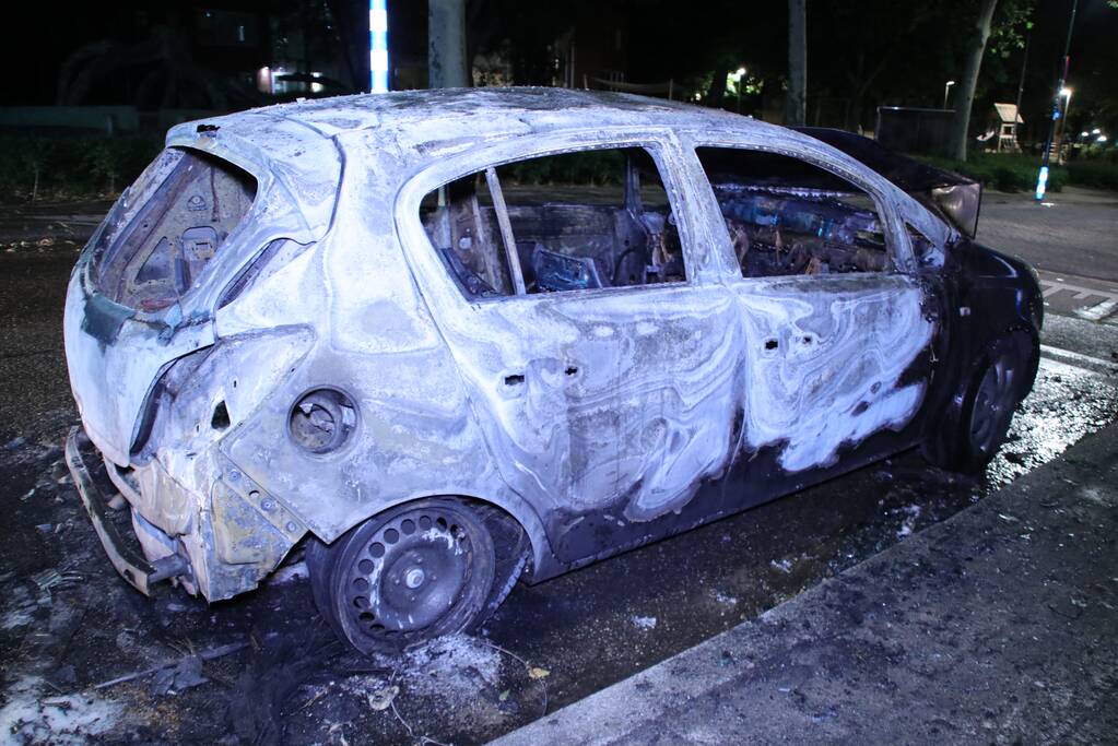 Personenauto brandt volledig uit