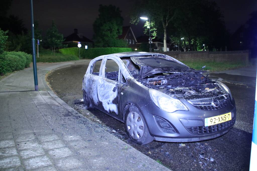 Personenauto brandt volledig uit