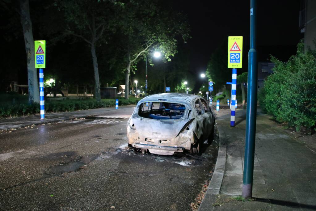 Personenauto brandt volledig uit