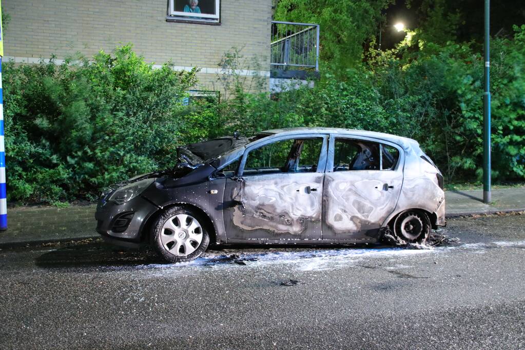 Personenauto brandt volledig uit
