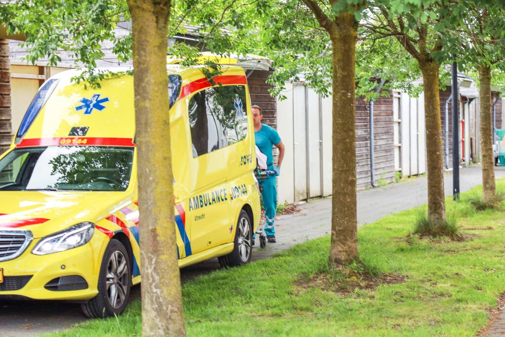 Man gewond na val van dak